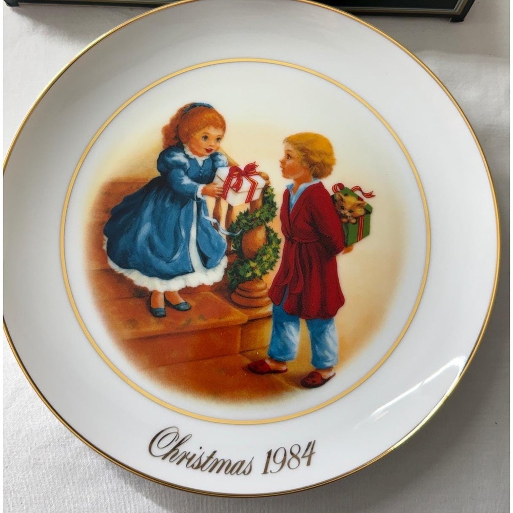 Avon 1984 Christmas Memories Plate Celebrating the Joy of Giving 22K Gold Trim